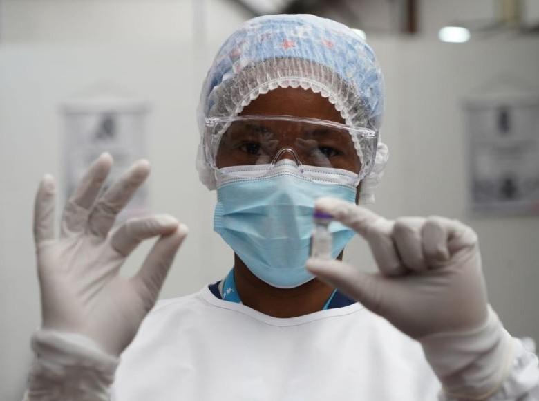 La profesional encargada en el Hospital de Kennedy, lista para inyectar el primer biológico.