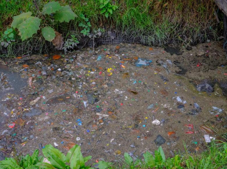 Así de desagradables se ven los pañitos, condones y toallas en alcantarillas - FOTO: Prensa Empresa de Acueducto