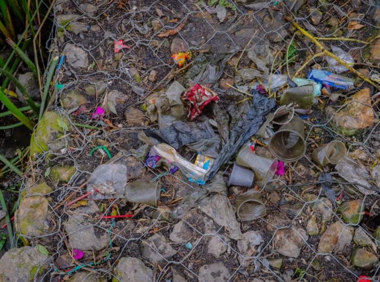  Así de desagradables se ven los pañitos, condones y toallas en alcantarillas - FOTO: Prensa Empresa de Acueducto