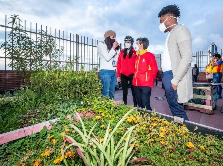 La elaboración de huertas urbanas también hace parte de las actividades que realizan los jóvenes en este Centro Integral.