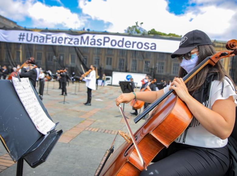 "Hay fuerzas poderosas que han transformado el mundo. Desde la Plaza de Bolívar, los músicos de la Filarmónica Bogotá hacen un llamado a la no violencia", señaló la alcaldesa desde su cuenta de Twitter.