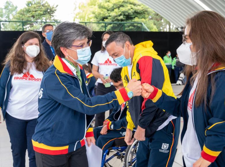 Alcaldesa de Bogotá entrega bandera de la ciudad a deportistas rumbo a Tokio 2020+1