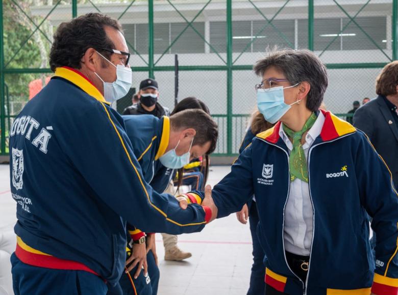 Alcaldesa de Bogotá entrega bandera de la ciudad a deportistas rumbo a Tokio 2020+1