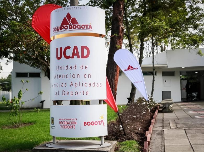 Alcaldesa de Bogotá entrega bandera de la ciudad a deportistas rumbo a Tokio 2020+1