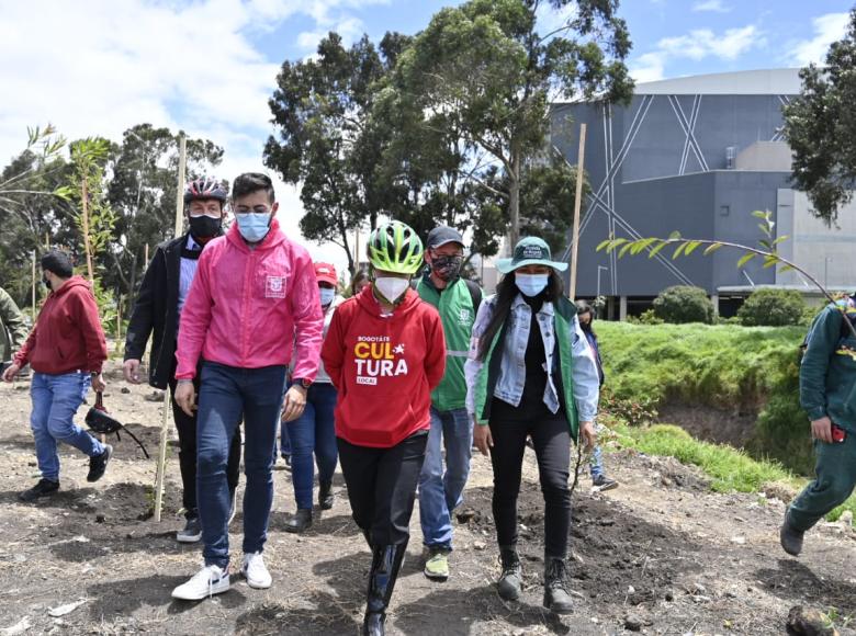 Alcaldesa recorre el sector de Guadalupe donde se adelanta un proceso de recuperación ambiental, en seguridad y espacio público. Foto: Alcaldía