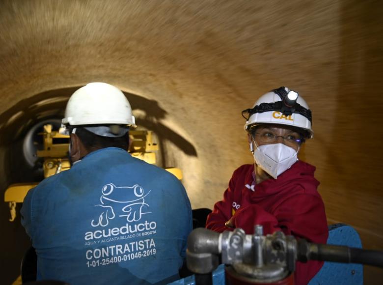 Alcaldesa Claudia López recorre obras de rehabilitación de la tubería Tibitoc-Casablanca. Foto: Alcaldía 