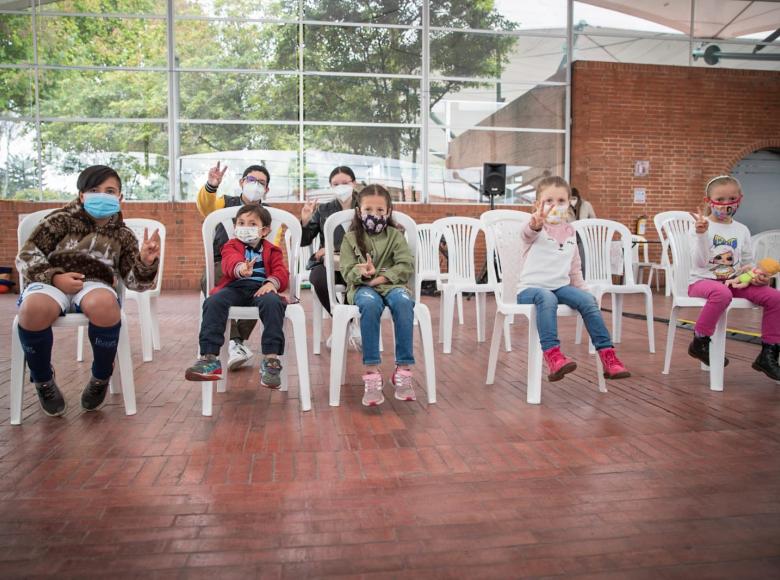 Niños y niñas acudieron con sus familias a vacunarse en la Plaza de los Artesanos, uno de los puntos de vacunación a disposición. Foto: Alcaldía Bogotá.