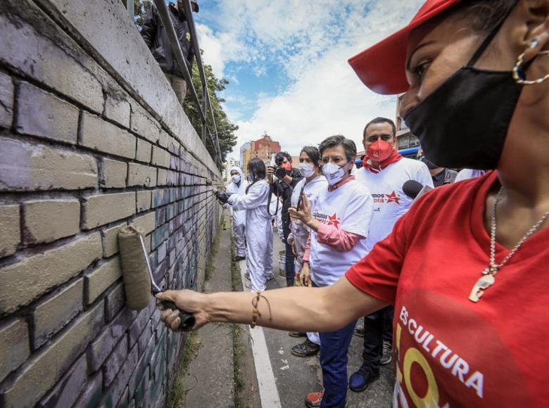 Jóvenes del IDIPRÓN y Parceros ayudando en el mantenimiento y limpieza de los muros vandalizados en protestas anteriores. Foto: Alcaldía de Bogotá.