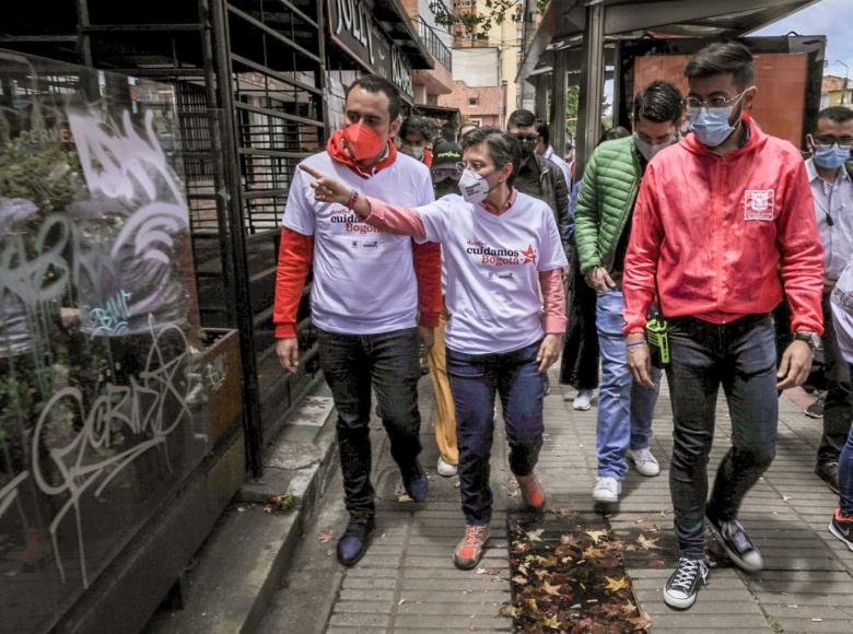 Alcaldesa Claudia López recorre la carrera 7º acompañada por el alcalde local de Chapinero, Óscar Ramos. Foto Alcaldía de Bogotá