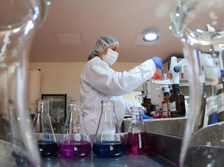 En el laboratorio de aguas del Acueducto se adelantan procesos de análisis de calidad del agua garantizando el mejor servicio para los ciudadanos. Foto. EAAB.