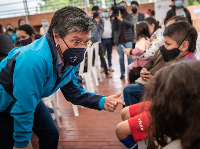 "Aún nos falta vacunar a 700 mil niños y niñas y no podemos bajar la guardia, la rubeola y el sarampión también son enfermedades que afectan la salud de los niños", alcaldesa Claudia López. Foto: Alcaldía Bogotá.