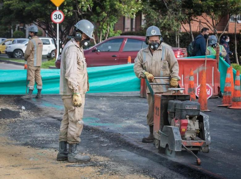 Trabajadores de la UMV realizando labores con maquinaria.