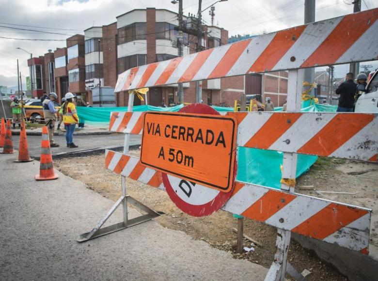 Señal de aviso de una intervención vial.