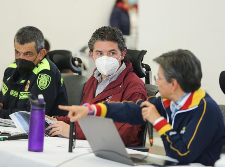 (De izq. a der.) Gr. Eliécer Camacho, comandante MEBOG; Aníbal Fernández de Soto; sec. de Seguridad y la alcaldesa, Claudia López, adelantaron consejo de seguridad y plantearon estrategias puntuales para seguir en la reducción de los delitos en este sector de la ciudad.