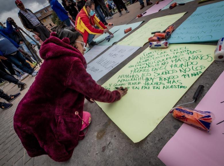 "¿Cómo es posible que en el mundo exista tanta maldad? ¡No queremos más guerras!", es parte de los mensajes que construye la comunidad. #BogotáRechazaLaViolencia 