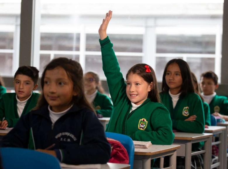 El avance y la garantía de la aplicación de las vacunas hicieron posible que hoy se tome la medida en los entornos escolares de Bogotá. 