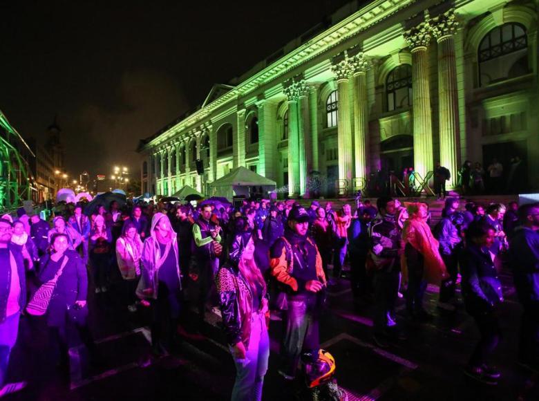 La apertura de Salsa al Parque se llevó a cabo en el Bronx Distrito Creativo, con la presentación de orquestas como La Mambanegra de Cali, entre otras. 