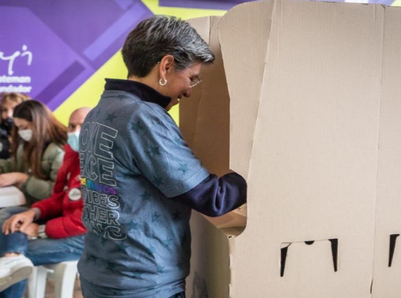 Antes del mediodía, la alcaldesa, Claudia López, ejerció su derecho al voto en la universidad Konrad Lorenz.