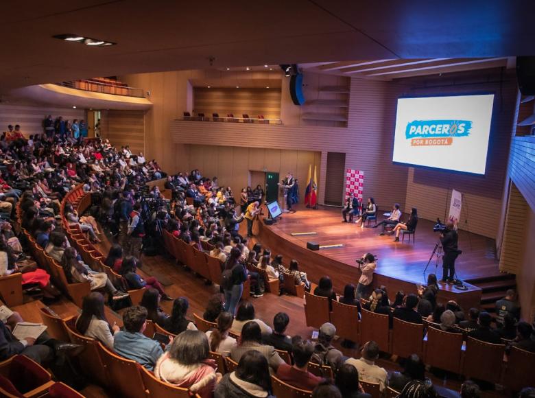 Los jóvenes que terminaron el ciclo expresaron a la alcaldesa su emoción y agradecimiento por haber permitido este programa que confió en ellos y que se convirtió en su principal apoyo en momentos de dificultad.