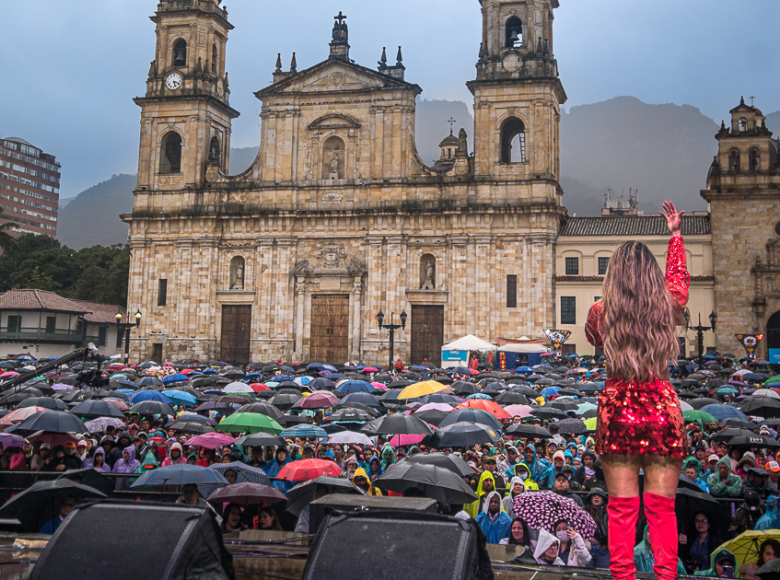 La lluvia no fue obstáculo para que los asistentes disfrutaran de Salsa al Parque 2022 en la Plaza de Bolívar.