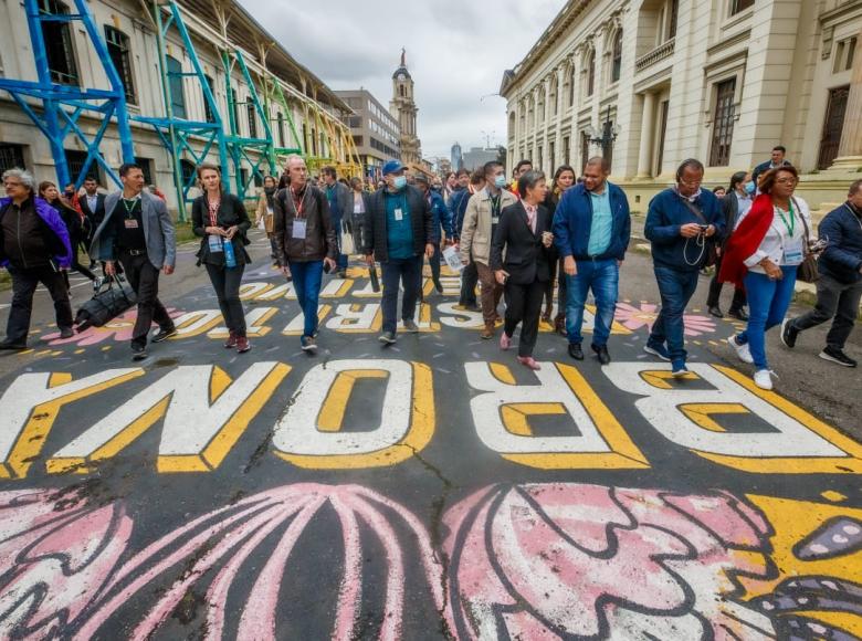 En la antesala al congreso se realizó una visita al Bronx Distrito Creativo para conocer la exposición ‘La Esquina Redonda: memoria, creación y cuidado’ y aprender sobre las apuestas de renovación urbana en la zona.