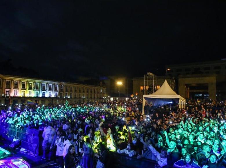 Sin importar el clima, las y los asistentes a la marcha se congregaron para disfrutar de este concierto que tuvo como protagonista a la banda Monsieur Periné. 