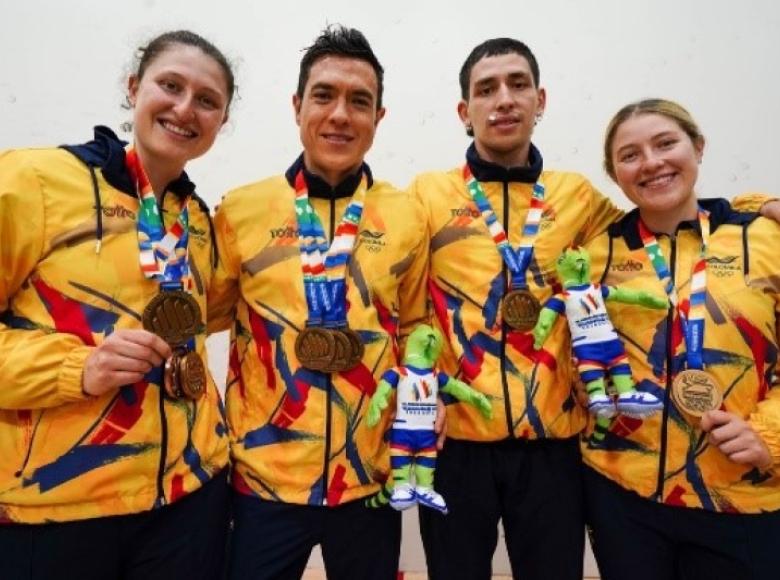 El Equipo Bogotá de Squash que ganó en los Juegos Bolivarianos. Aparecen (de izq. a der.) Laura Tovar, Miguel Ángel Rodríguez, Andrés Felipe Herrera y María Paula Tovar.