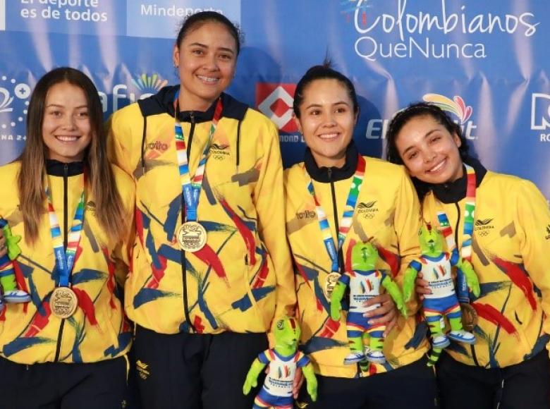 El Equipo de Colombia, oro en persecución por equipos pista. Aparecen (izq. a der.) Lina Rojas, Mariana Herrera y las bogotanas Camila Valbuena y Jennifer Sánchez. 