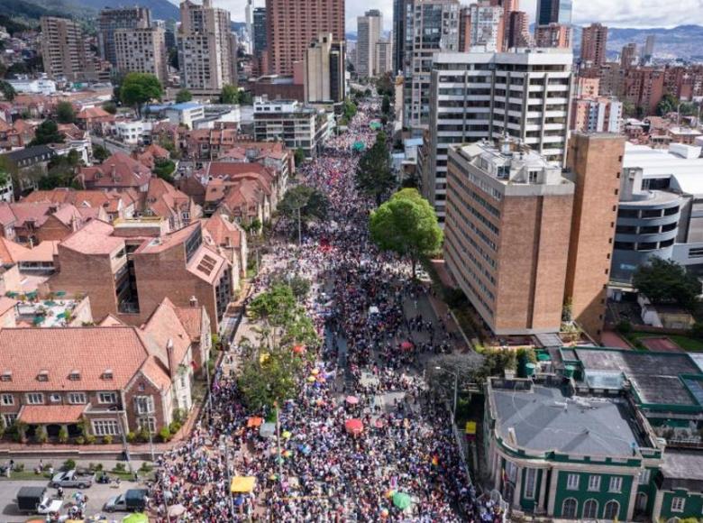 Miles de ciudadanos se unieron a la marcha que se desplazó por la carrera Séptima desde el Parque Nacional hasta la Plaza de Bolívar.