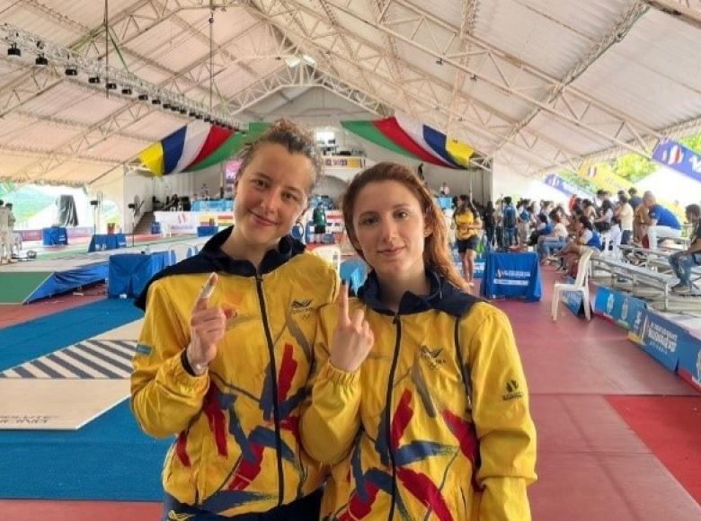 Tatiana Prieto y Juliana Pineda ganaron la medalla de oro en esgrima, en florete equipos femenino.