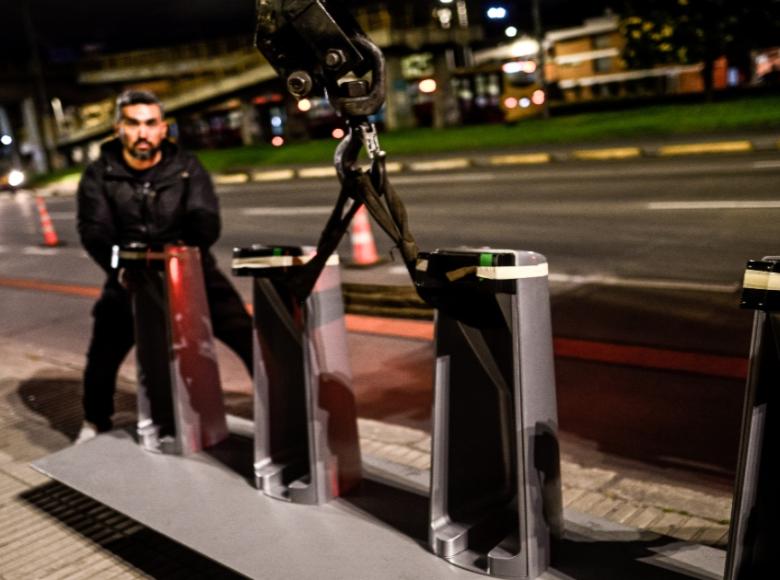 Tótems alimentados por energía solar, diseño antivandálico y cerrado para resistir la intemperie, son algunas de las características de las estaciones que se están instalando en la ciudad. 