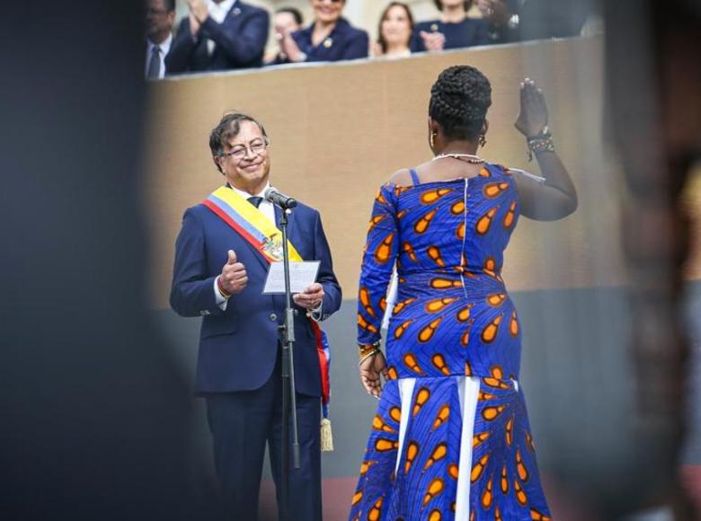 La vicepresidenta, Francia Márquez, cuando tomó su juramento agregó en sus palabras, "Juro ante mis ancestros y ancestras. Hasta que la dignidad se haga costumbre".