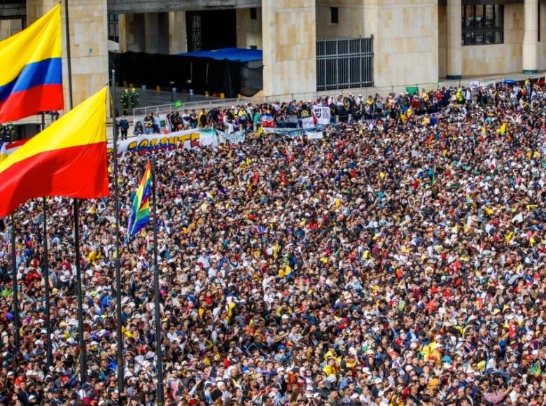 Con banderas, cantos y muestras artísticas, los asistentes a la posesión del presidente, Gustavo Petro, hicieron del acto público en la Plaza de Bolívar un hecho histórico. 