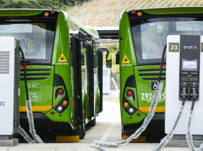 Esta infraestructura, construida por Enel X, cuenta con 108 cargadores con potencia de 180 kilovatios, diseñados para carga rápida de vehículos eléctricos.