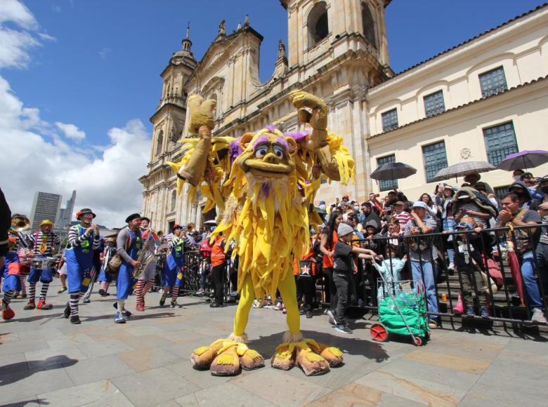 Más de 1.000 artistas, entre niños, niñas, jóvenes y adultos desfilaron en la tarde del domingo 21 de agosto, por la carrera séptima.