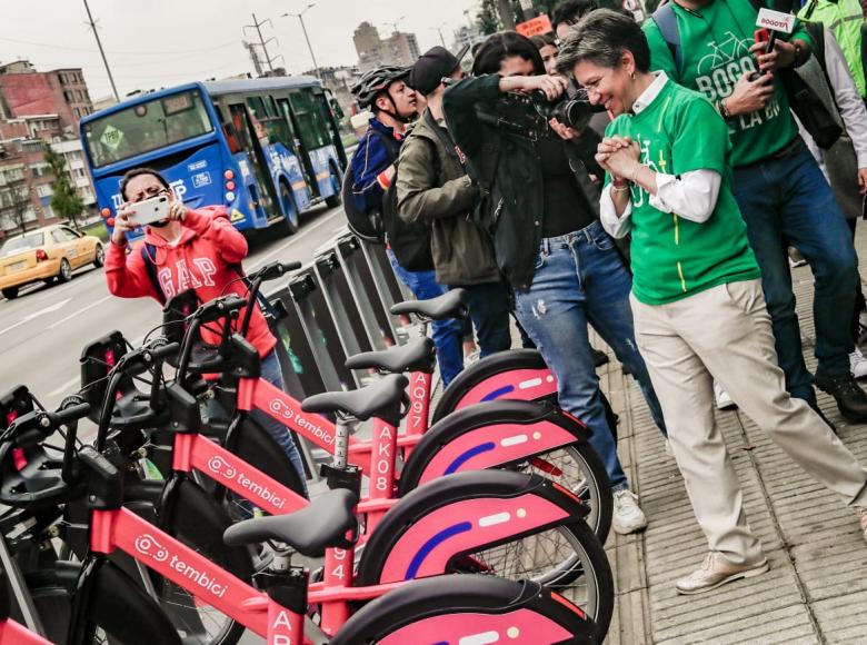 A El Campín, la mandataria llegó en una de las 1.500 bicicletas que hacen parte del Sistema Público de Bicicletas Compartidas que entrará en operación durante la Semana de la Bici.