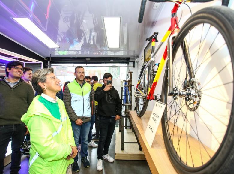 Desde el estadio de la capital, la alcaldesa se movilizó hacia el sector comercial del 7 de agosto, en donde, junto al secretario de Desarrollo Económico, Alfredo Bateman (der.), visitó algunos negocios del Clúster de la Bici