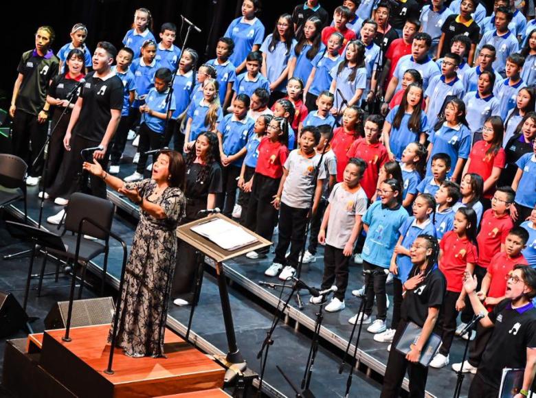 El evento estuvo colmado de aplausos, de lágrimas de emoción y de mucho orgullo. Niñas, niños y jóvenes cantaron por la paz, cantaron por Colombia y por la música de este país.