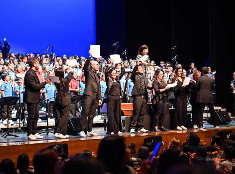 Estos cantores se deben también a sus maestros, quienes tuvieron un espacio de reconocimiento a su labor por comprometerse con Canta, Bogotá Canta.