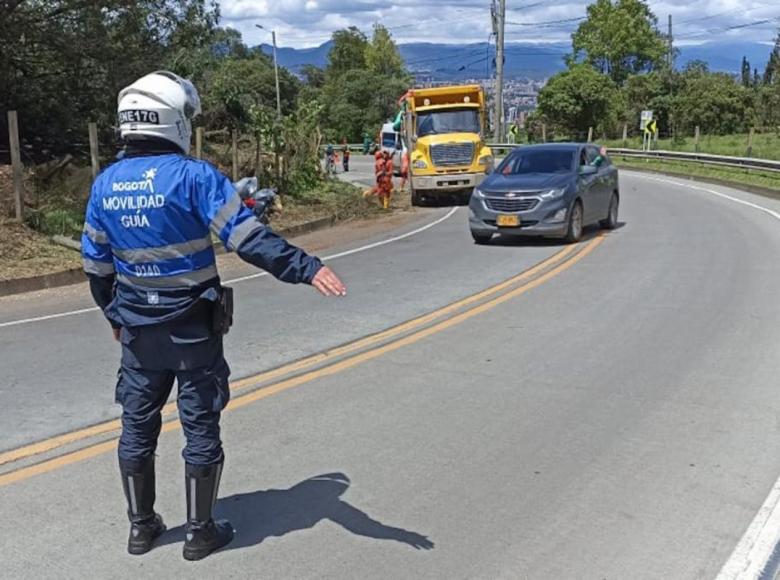 Desde las 2:00 de la tarde de este sábado 19 de noviembre fue reabierto el paso en la vía a La Calera, luego de una semana de actividades de intervención de arbolado y recuperación de la vía por la emergencia ambiental que se presentó en la zona. 