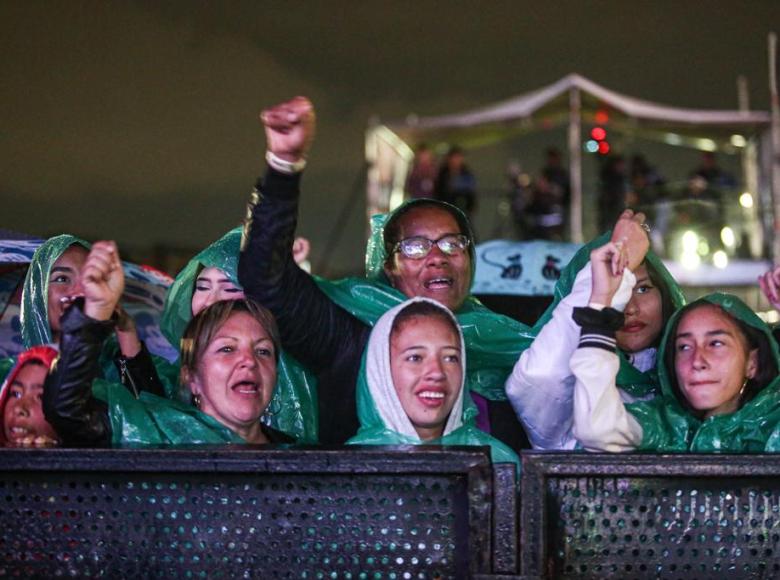 Los habitantes de la localidad de Bosa acudieron al parque, disfrutaron de la puesta en escena, corearon en unisono el conteo regresivo del encendido y cantaron los éxitos de Tupamaros.