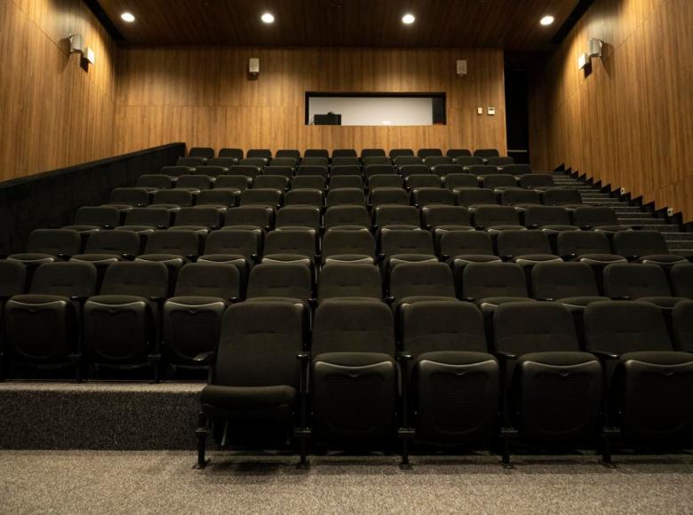 El interior de la nueva Cinemateca El Tunal es amplio y tiene sillas muy cómodas para todo tipo de público. 