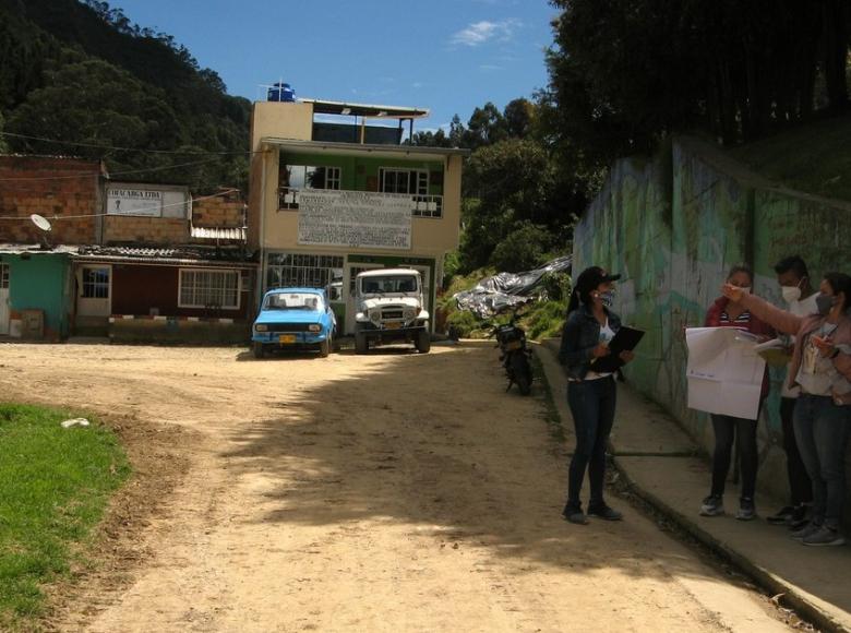 Antes: En el fondo se ve la casa de Flor Cortés, habitante del barrio Laureles en San Cristóbal. Anteriormente, había un muro al lado derecho de su vivienda que estaba en malas condiciones y había riesgo de deslizamiento. Ya había ocurrido uno en el 2019.