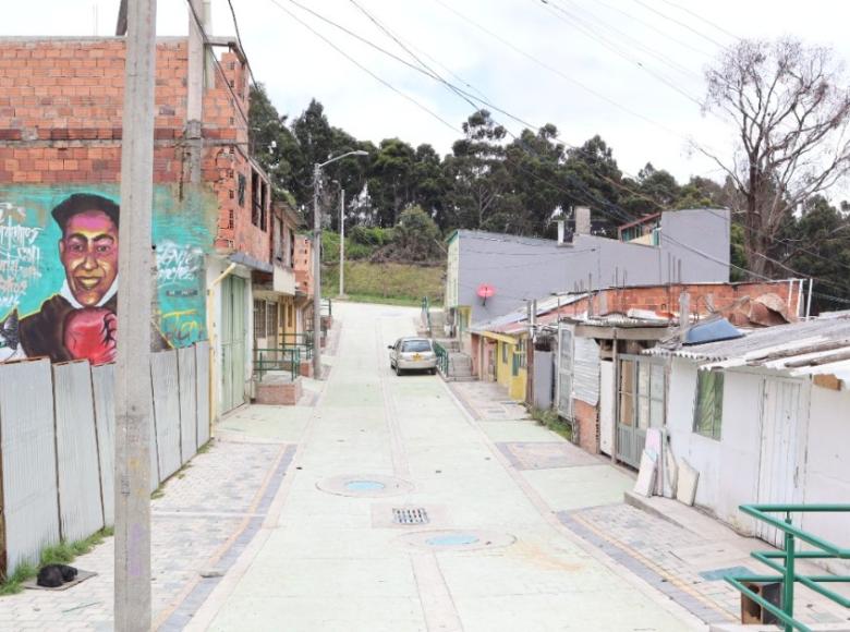 Ahora: Barrio La Cecilia, localidad San Cristóbal. La Caja de Vivienda Popular intervino la malla vial del barrio pavimentándolas y construyendo nuevos andenes; también arregló parques y construyó escaleras.