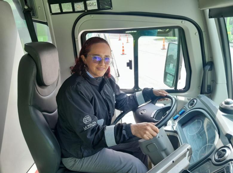 Te presentamos a algunas de las mujeres que trabajan por la movilidad en Bogotá, como Nancy Flórez, conductora de los buses de La Rolita: “Me siento muy orgullosa de pertenecer a este equipo de mujeres". 