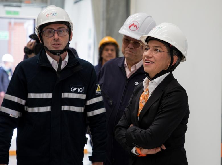 La alcaldesa de Bogotá, Claudia López, recorrió la Subestación Eléctrica en compañía de Francesco Bertoli, gerente de Infraestructura y Redes de Enel Colombia (izq.); y Leonidas Narváez, gerente general de la EMB (centro).