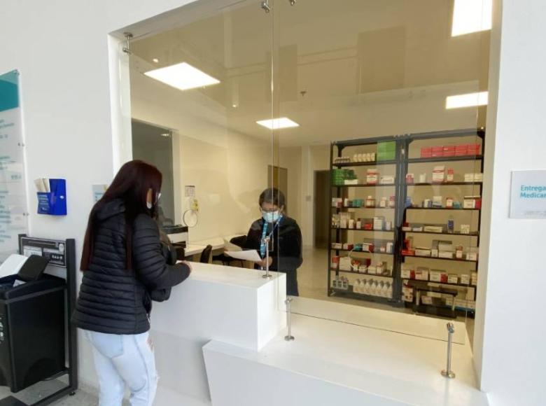 En el centro también hay servicio de dispensación de medicamentos, se encuentra en la farmacia del primer piso y esta habilitado de lunes a sábado para los pacientes. 