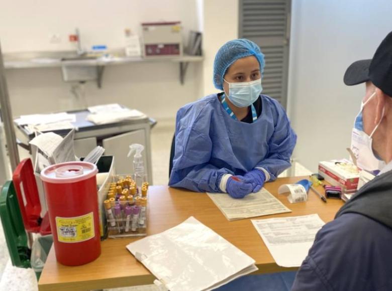 Además, el centro médico cuenta con una área exclusiva para la toma de exámenes de laboratorio como muestras de sangre y orina, entre otras, que son procesadas y entregadas en el mismo lugar. 