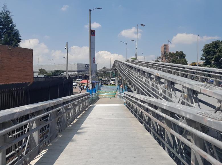 Conoce el proceso de cambio de pisos del puente peatonal de la estación de TransMilenio CAD por polipropileno. En la imagen, las láminas de aluminio que se están quitando.