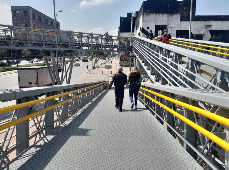 Los trabajos, que se adelantan en el costado norte del puente peatonal de la estación CAD, se hicieron el año pasado en el costado sur. Así se ven los pisos de polipropileno, que próximamente estarán instalados en todo el puente.